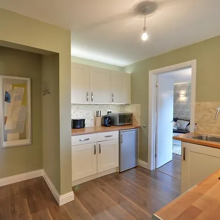 The Garden Apartment, Near Airport & Appartamento *