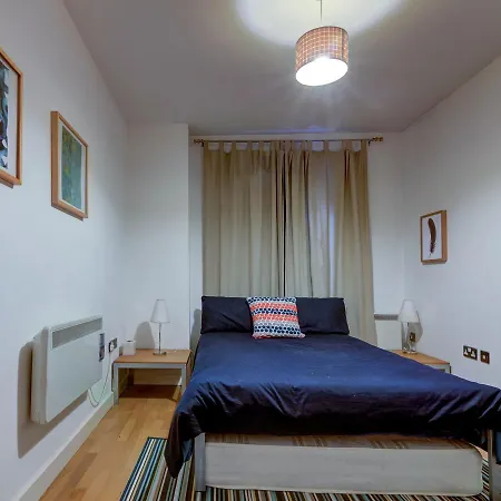 Spacious 1 Bedroom Flat For 2 In *
