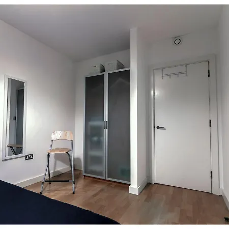 Spacious 1 Bedroom Flat For 2 In