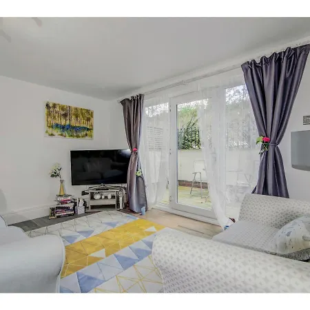 Bright, Spacious 1br Chorlton Apt For 2 W/patio Apartment
