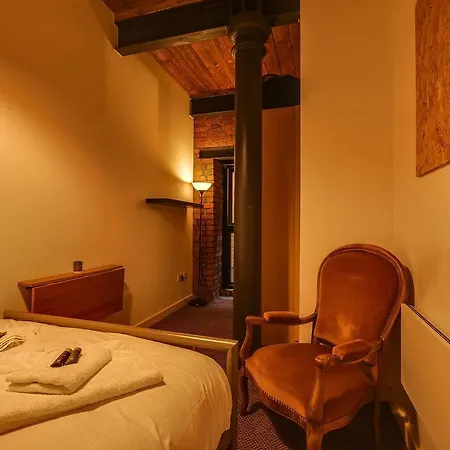 Beautiful 2 Bedroom Converted Industrial Mill דירה