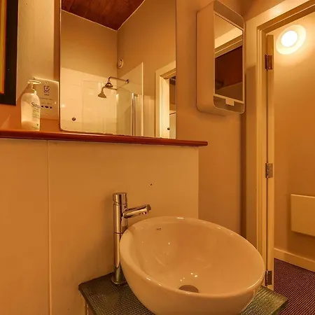 Beautiful 2 Bedroom Converted Industrial Mill דירה