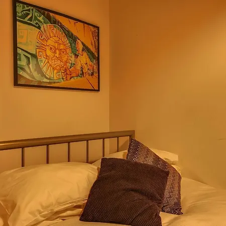 Beautiful 2 Bedroom Converted Industrial Mill דירה