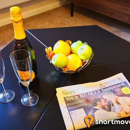 Shortmove | Trafford Bar | Free Parking Apartment