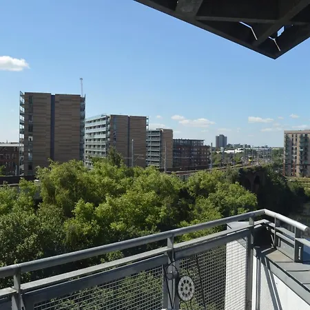 דירה 2 Bedroom With Balcony Overlooking River