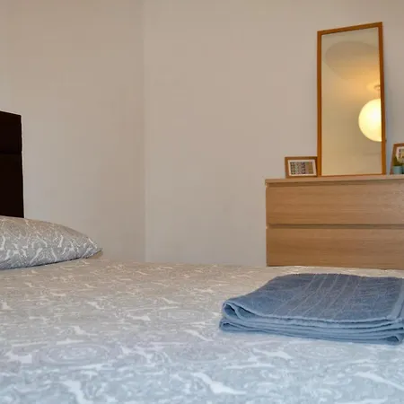 Spacious 2 Bedroom Townhouse With Garden & Parking * Μάντσεστερ