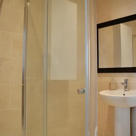 2 Bedroom With 2 Balconies In Manchester