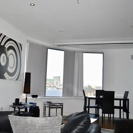 2 Bedroom With 2 Balconies In * Manchester