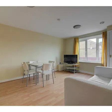 Modern And Cozy For 4 In דירה