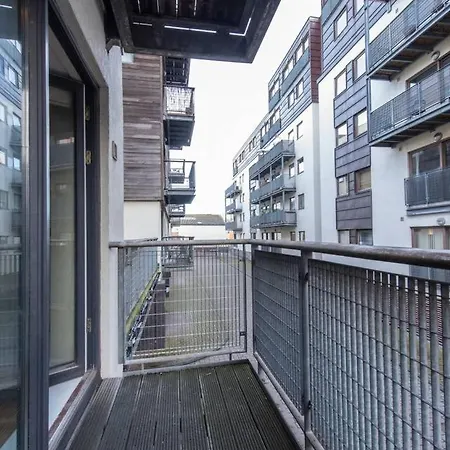 Central Flat Near Etihad Stadium By Guestready