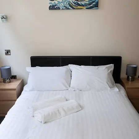 Central Flat Near Etihad Stadium By Guestready