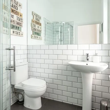 Park House - Large 3 Bedroom Victorian House, 10 Mins From Дом отдыха Манчестер