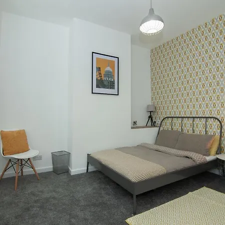 Park House - Large 3 Bedroom Victorian House, 10 Mins From Tatil Evi Manchester