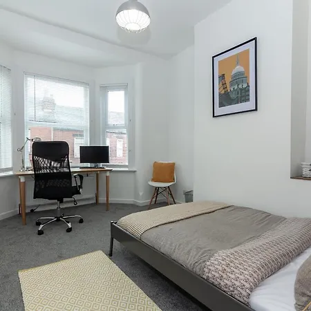 Park House - Large 3 Bedroom Victorian House, 10 Mins From * Манчестер