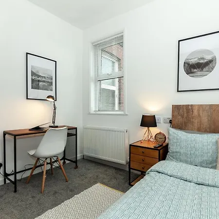 Park House - Large 3 Bedroom Victorian House, 10 Mins From Манчестер