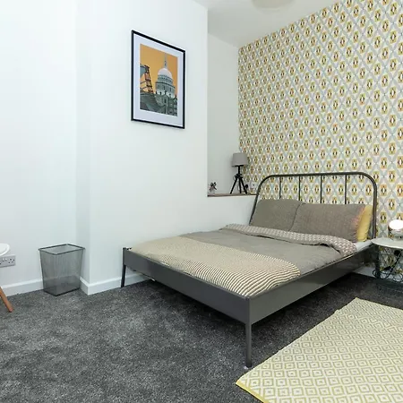 Park House - Large 3 Bedroom Victorian House, 10 Mins From Holiday home
