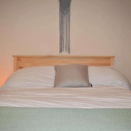 Bright 2 Bedroom Apartment In Manchester *