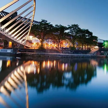 2 Bedroom In Media City Apartment Manchester