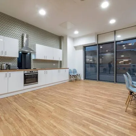 2 Bedroom In Media City Apartment Manchester