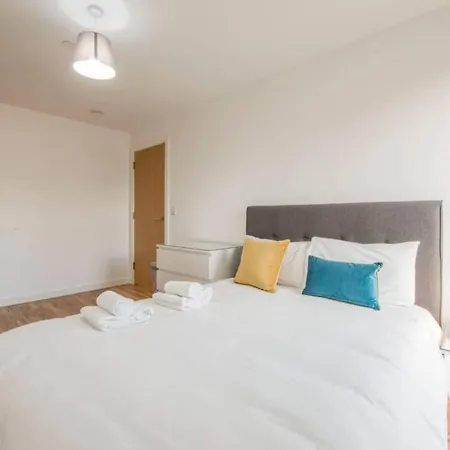 2 Bedroom In Media City Apartment Manchester