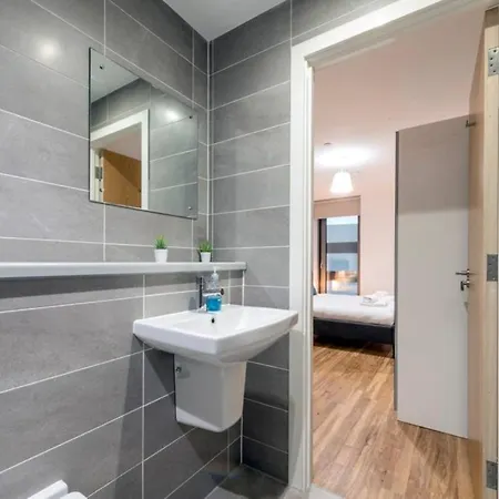 2 Bedroom In Media City Apartment Manchester