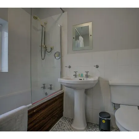 Dwelling For 5 In The Heart Of Fallowfield, Mcr * מנצ'סטר