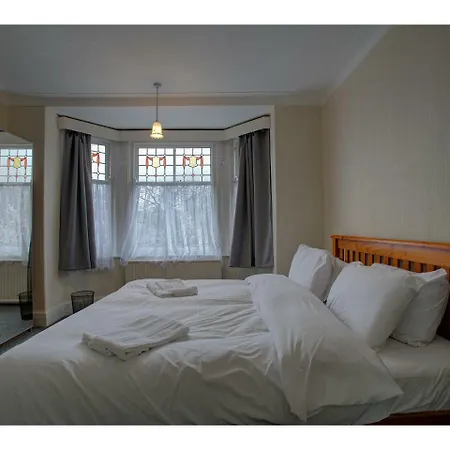 Dwelling For 5 In The Heart Of Fallowfield, Mcr דירה