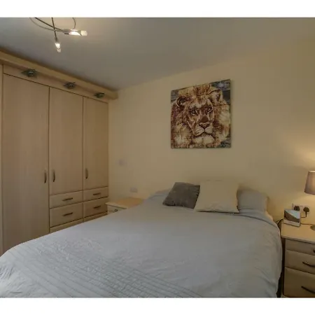 Retreat & Relax In Apt For 4, Central Apartmán