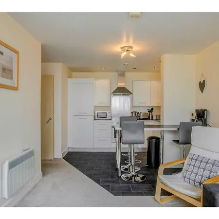 Retreat & Relax In Apt For 4, Central