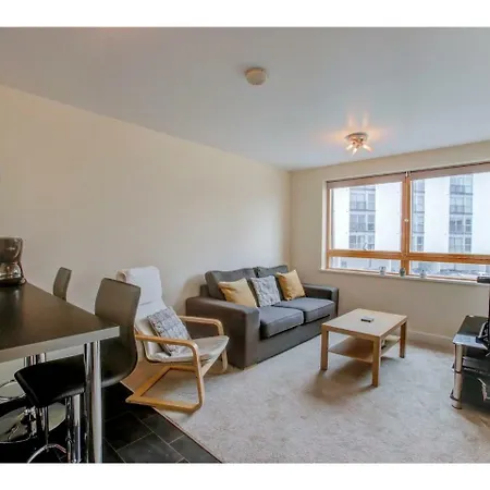 Retreat & Relax In Apt For 4, Central Apartmán