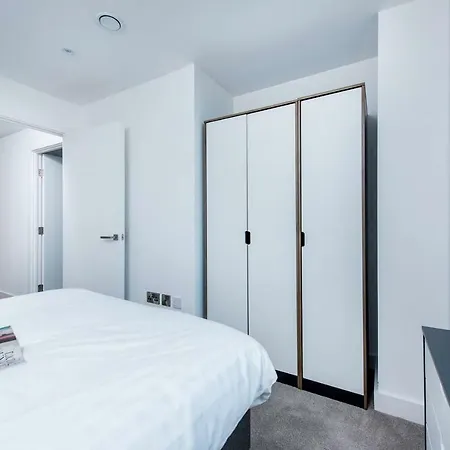 Fantastically Central 2 Bedroom Apartment *