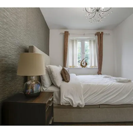 Gorgeous Spacious In Salford Prázdninový dům