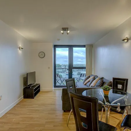 Prime Location 1 Bed Apt With Balcony
