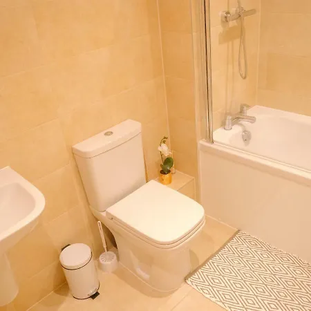 Sleek Stylish - Fantastic Location דירה
