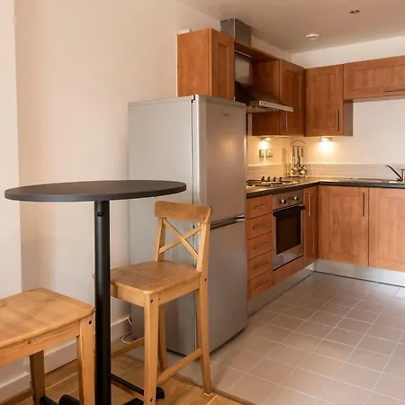 1br Flat Near Victoria Stn & Arena By Guestready *