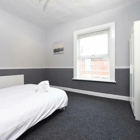 Holiday home Budget 3bed Close To City Slps 8 *