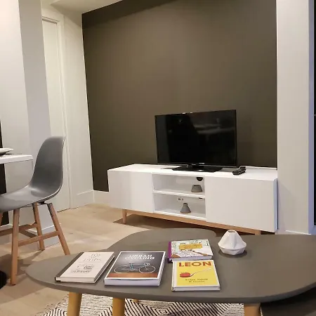Apartment Luxury One Bedroom With Roof Top Access *