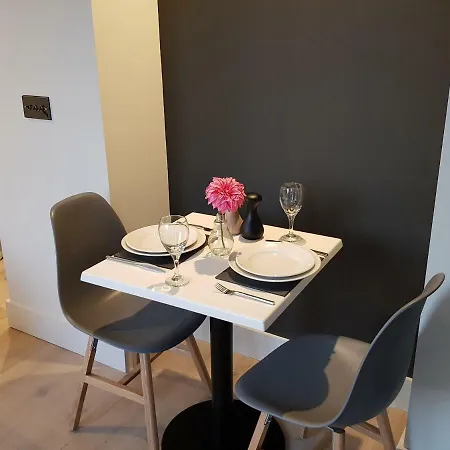 Luxury One Bedroom With Roof Top Access