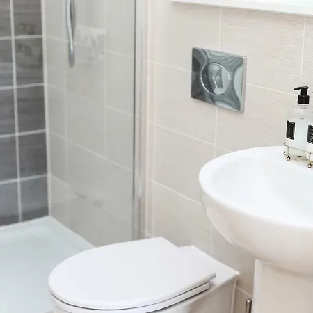 Bright 2 Bedroom Close To Media City Salford Quay *