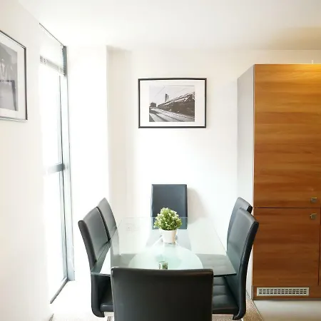 Cosy 2 Bedroom + Parking