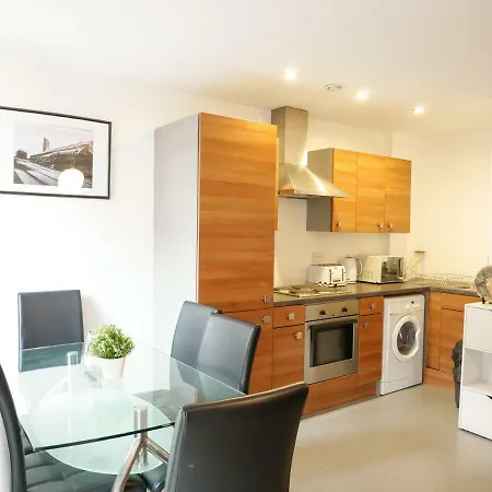 Cosy 2 Bedroom + Parking منزل للإقامة *