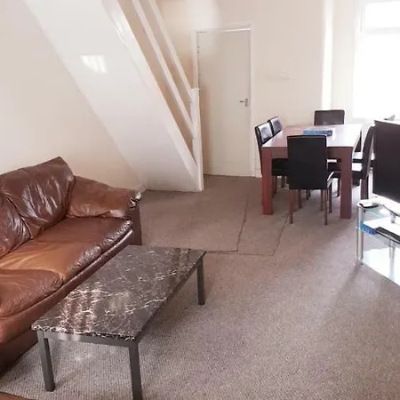 Contemporary & Modern 3 Bedroom Spacious House Манчестер