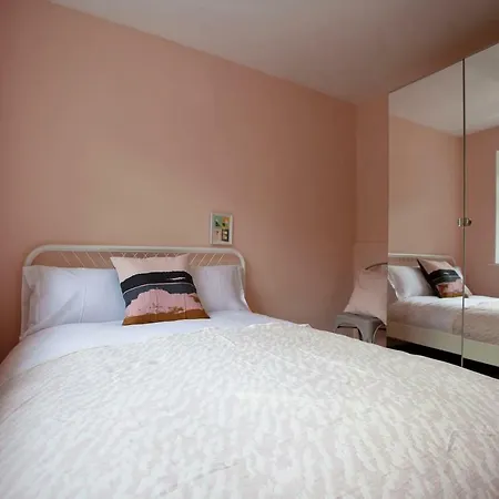 Bright Spacious House With Garden * Manchester