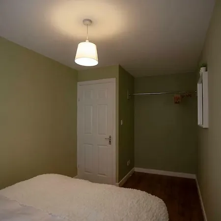 Bright Spacious House With Garden Manchester