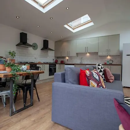 Feriehus Bright Spacious House With Garden Manchester