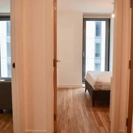 Modern 1 Bedroom Media City