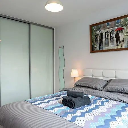 Superb Apt. Sleeps 4 Close To Ethiad Stadium Апартаменты