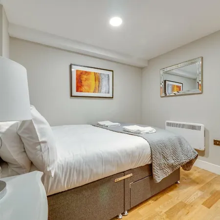 Stylish & Contemporary Apt For 4 In Central Mcr