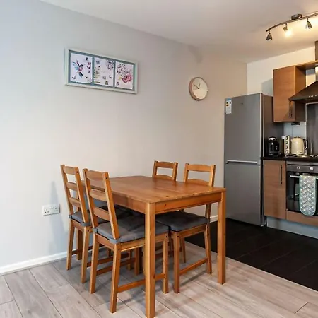 Superb Apt. Sleeps 4 Close To Ethiad Stadium
