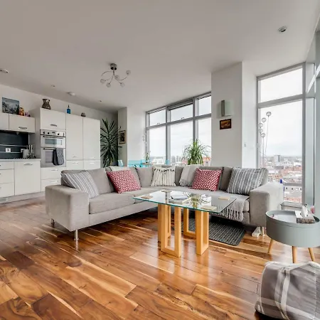 Stunning Modern 1br Apt W/ Balcony, Central Manc شقة